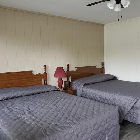 Axtons Bass City Lake Front Resort Emory Exterior photo